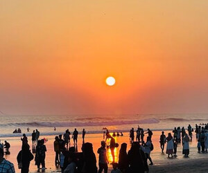 মনোমুগ্ধকর সূর্যাস্তে মুখর কক্সবাজার সমুদ্রসৈকত