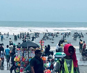 ঈদের ছুটিতে কক্সবাজার সৈকতে পর্যটকদের ঢল