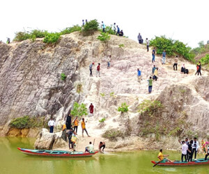 নেত্রকোণার সীমান্ত পাহাড়ে পর্যটনের জোয়ার, ১১০ বছরের স্বপ্ন পূরণে জেগেছে রেলপথের আশা