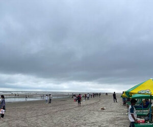 বৃষ্টি আর উত্তাল ঢেউয়ের টানে কক্সবাজারে পর্যটকদের ভিড়