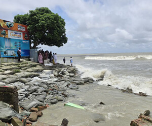 ​কুয়াকাটায় সৈকতের ভয়াবহ ভাঙন