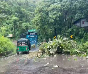 পাহাড়ি ঢলে নাফাখুমে আটকা ৮৭ পর্যটক ও গাইড