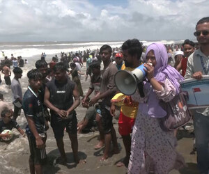 উত্তাল সাগরে পর্যটকের ঢল, নিরাপত্তায় সতর্ক লাইফগার্ড
