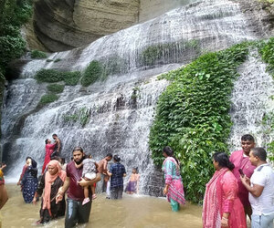 শ্রাবণে নবরূপে সুবলং ঝর্ণা, ছুটছেন হাজারো পর্যটক