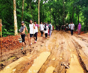 সীতাকুণ্ড ইকোপার্কে সংস্কারের দুর্ভোগ, কাদা-পানিতে নাকাল পর্যটক