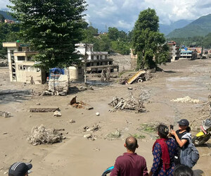 নেপাল-চীন সীমান্তে ভয়াবহ বন্যা, নিখোঁজ শত শত বিদেশি পর্যটক