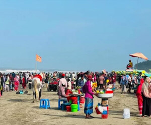 টানা চার দিনের ছুটিতে কক্সবাজারে পর্যটকদের ঢল