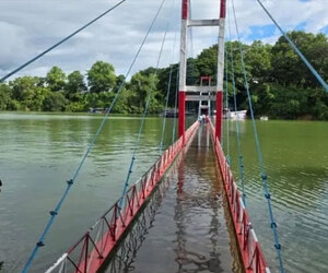 রাঙামাটির ঝুলন্ত সেতু পানিতে তলিয়ে যাওয়ায় পর্যটক চলাচলে নিষেধাজ্ঞা