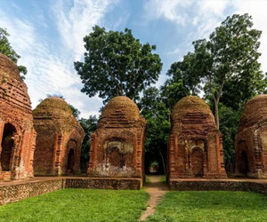 ২ হাজার টাকার মধ্যেই ঘুরে আসা যায় ১১ শিব মন্দির