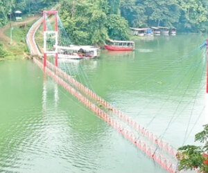 এক মাস ধরে পানির নিচে রাঙামাটির ঝুলন্ত সেতু