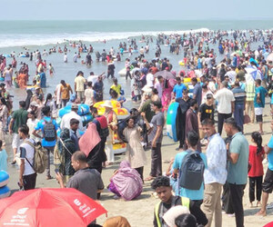 পূজার ছুটির আগেই কক্সবাজারে পর্যটকের ঢল