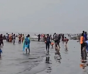 পূজার ছুটি ও কার্নিভাল ঘিরে পর্যটকে মুখর কুয়াকাটা